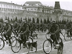 Велосипедные военные собаководы. Парад 1 мая 1938 года. Москва. СССР.